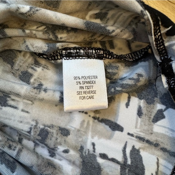 Dana Buchman Black and White Abstract Blouse - Picture 4 of 4